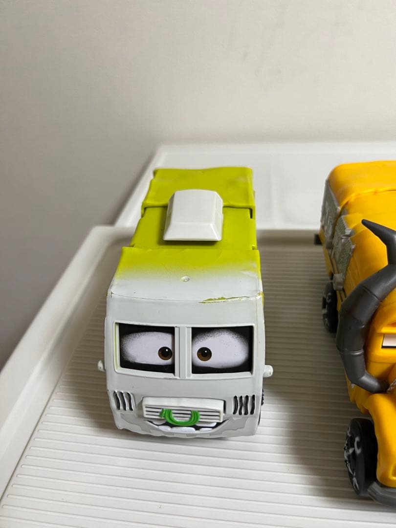 カーズ、ミニカー、マテル（アーヴィー、ミスフリッター）（目が変わるおもちゃ）