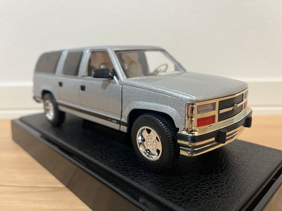 ミニカー 1993 chevrolet suburban 1/24
