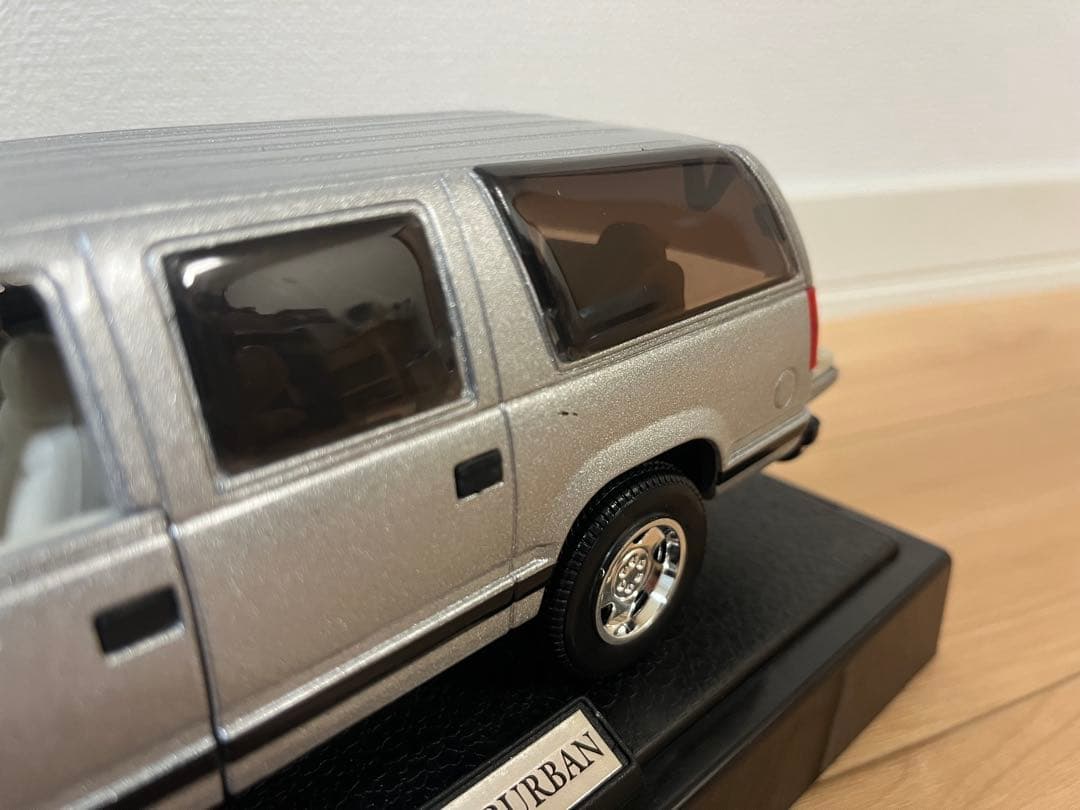 ミニカー 1993 chevrolet suburban 1/24