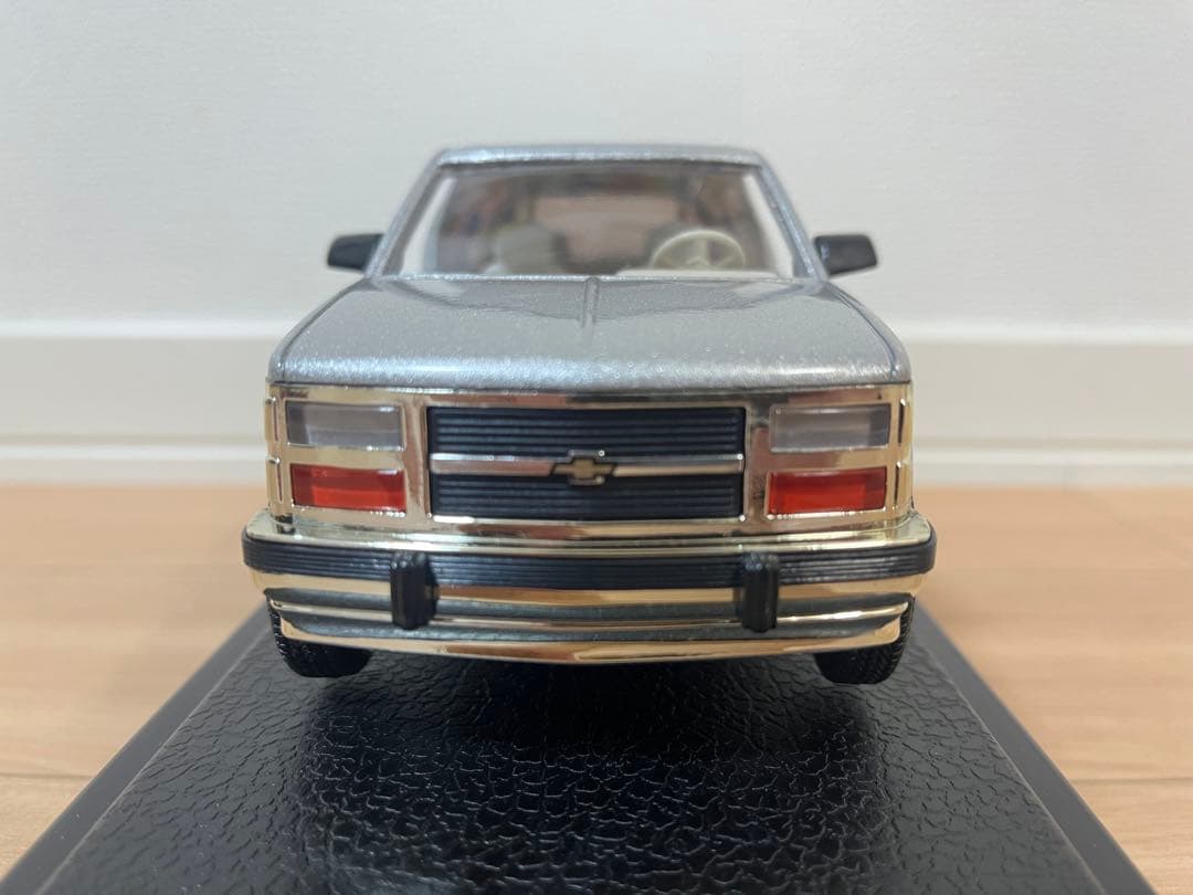 ミニカー 1993 chevrolet suburban 1/24