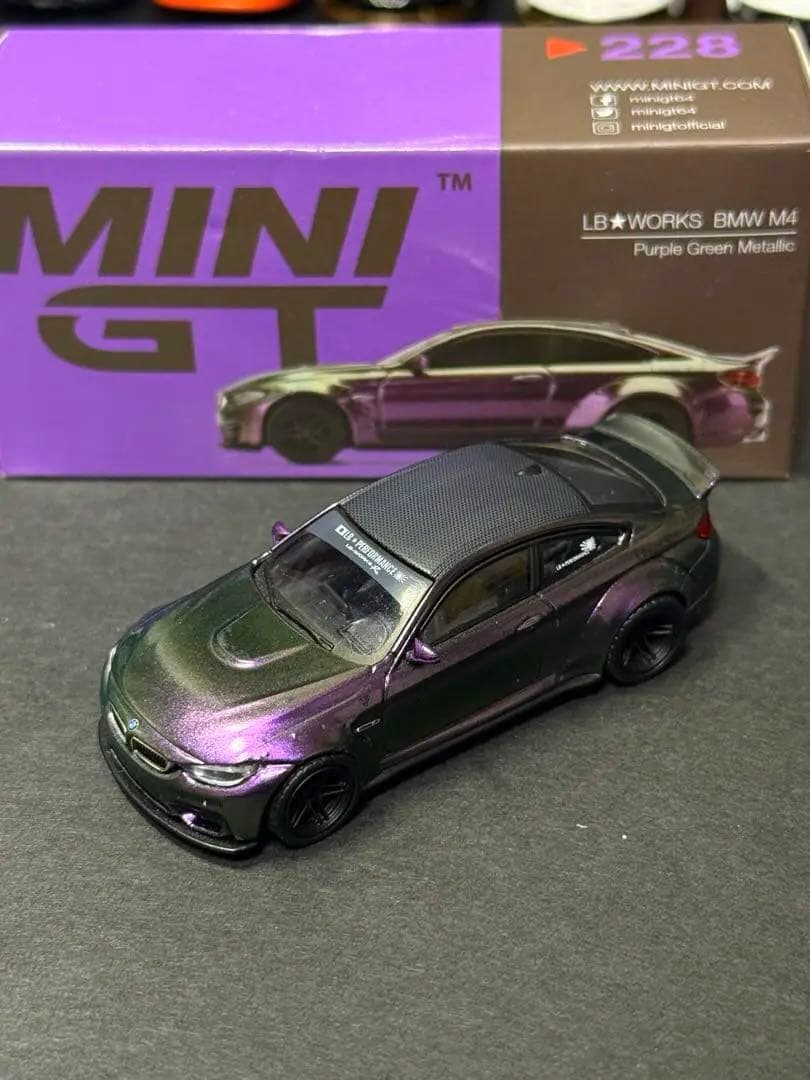 MINI GT LB★WORKS BMW M4 パープルグリーンメタリック
