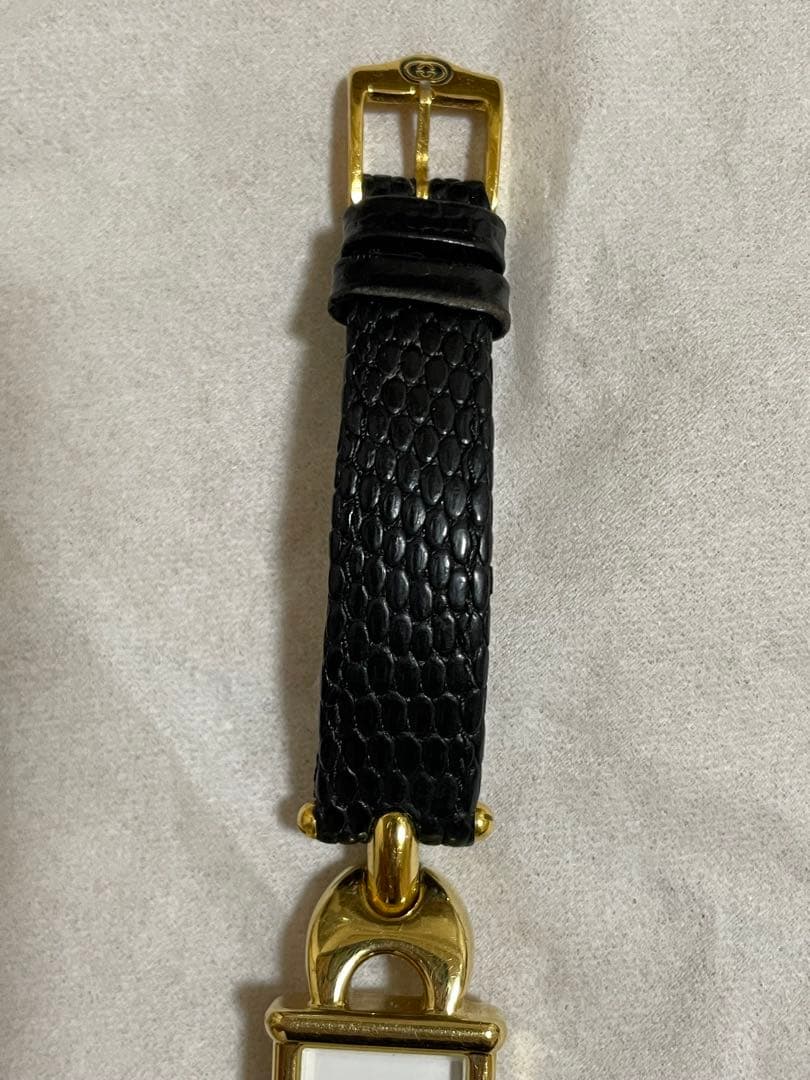GUCCI レディース ゴールド ブラック レザー 腕時計 スクエア 不動