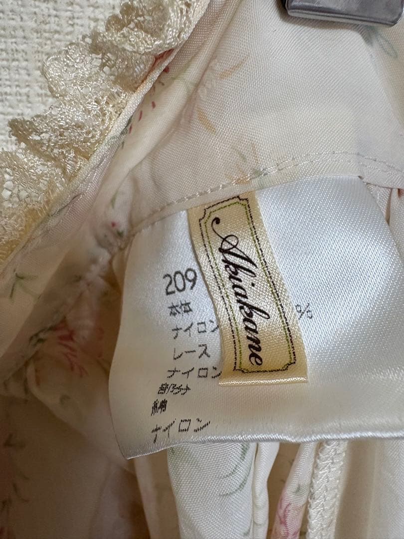 さえら アキアカネ(akiakane) 花柄エプロンドレス