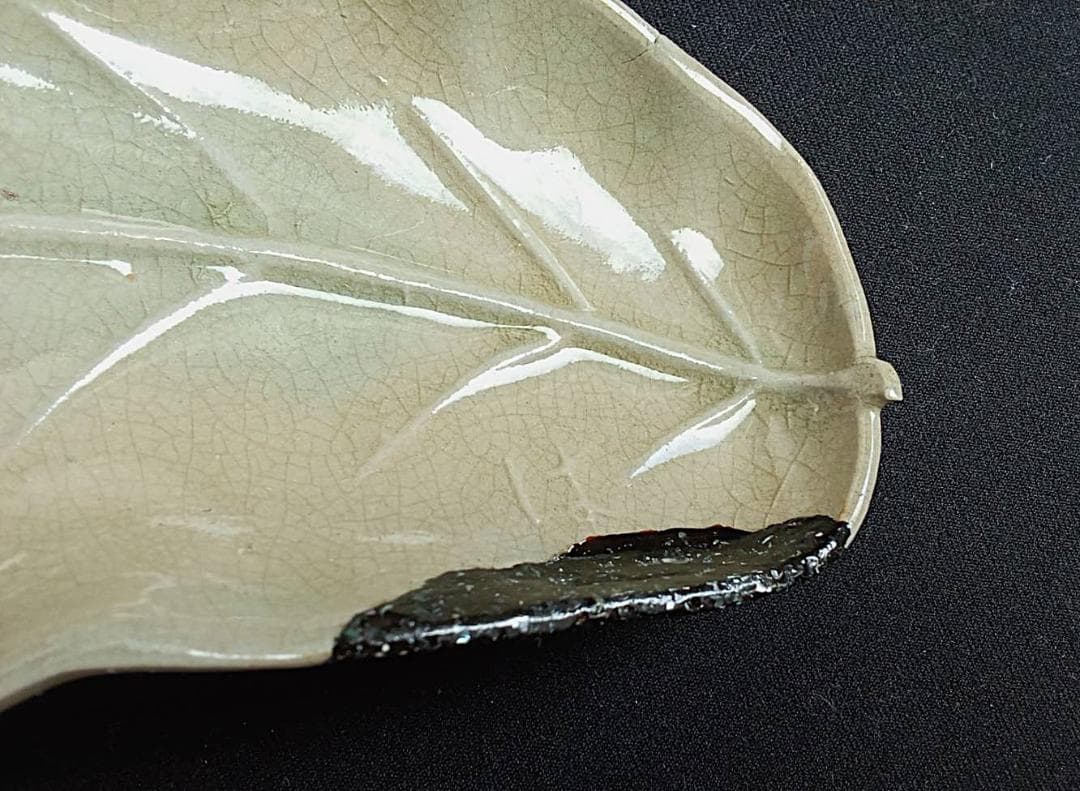 Edo/江戸初期～金継ぎ御深井焼 ～本漆・螺鈿入り葉形向付皿（青磁調釉薬＋貫入）