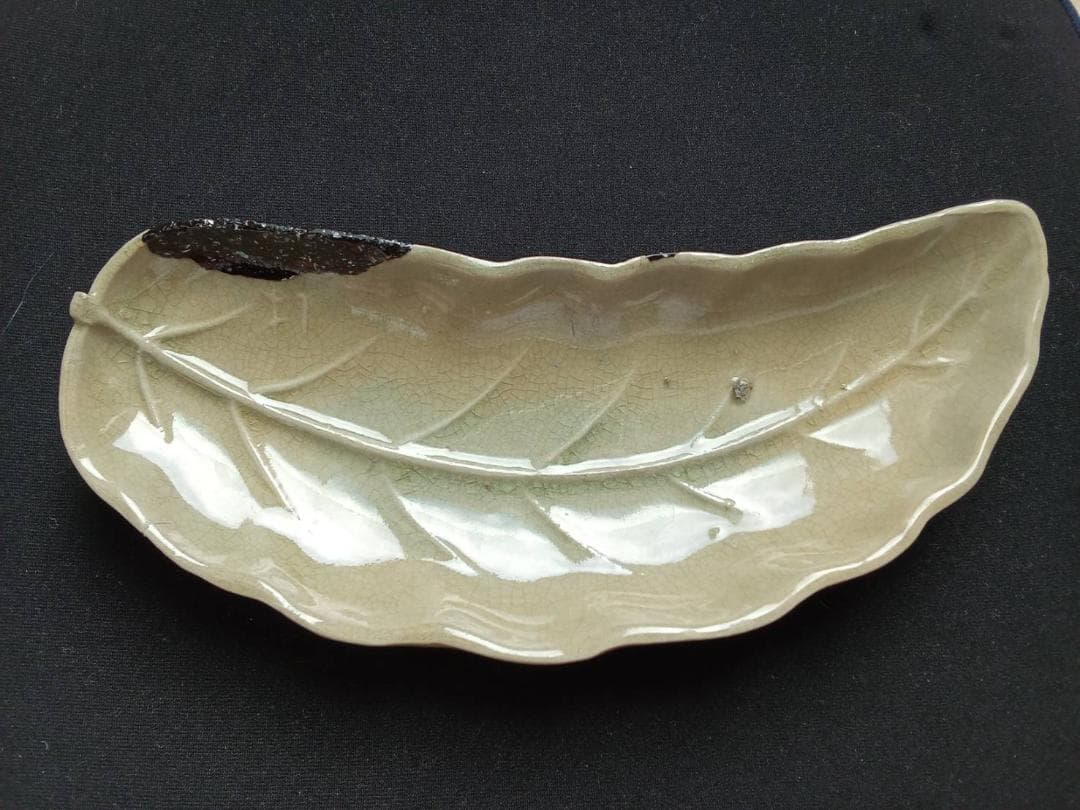 Edo/江戸初期～金継ぎ御深井焼 ～本漆・螺鈿入り葉形向付皿（青磁調釉薬＋貫入）