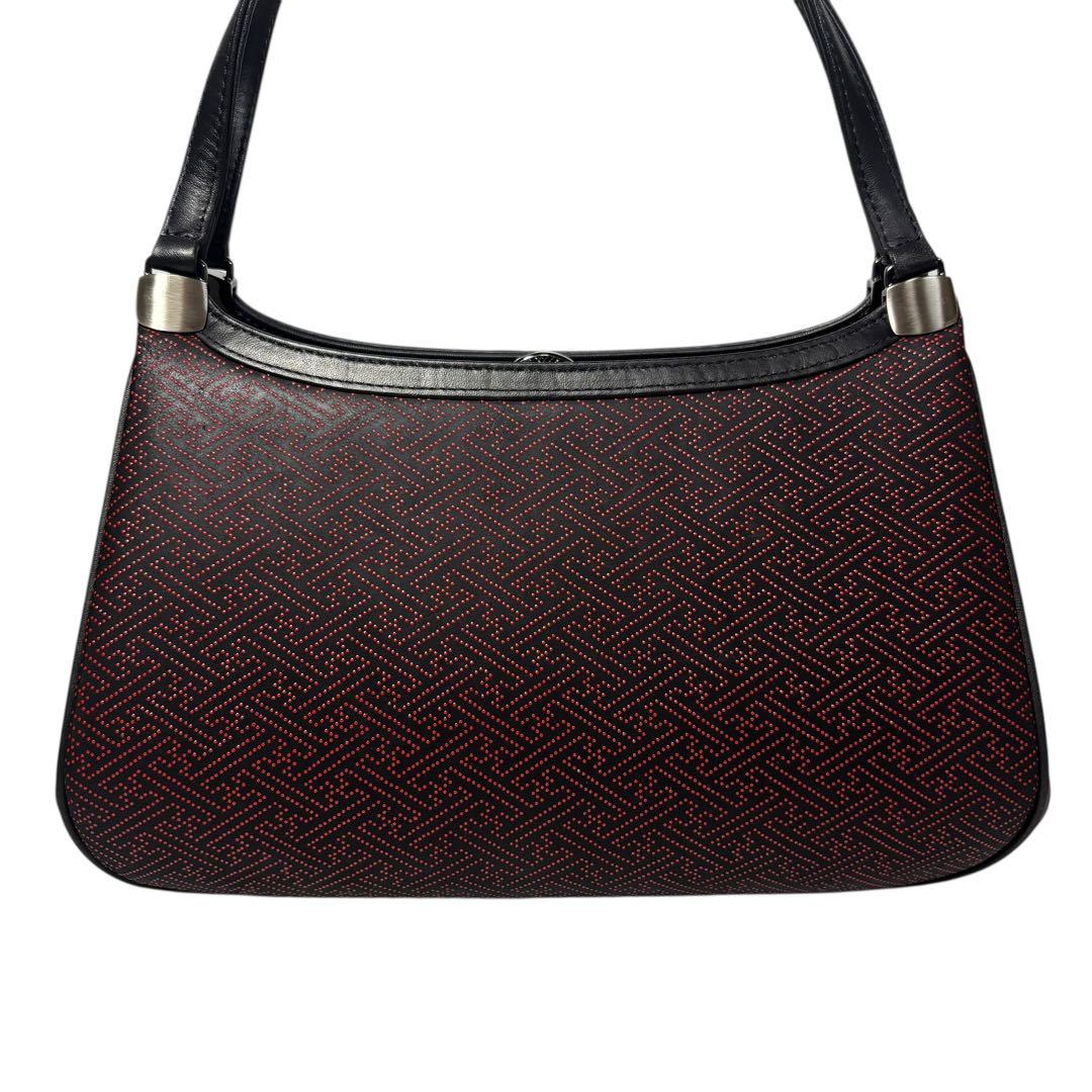 印傳屋　ハンドバッグ　鹿革　レザー　がま口　黒地/赤漆　紗綾形模様　甲州伝統工芸