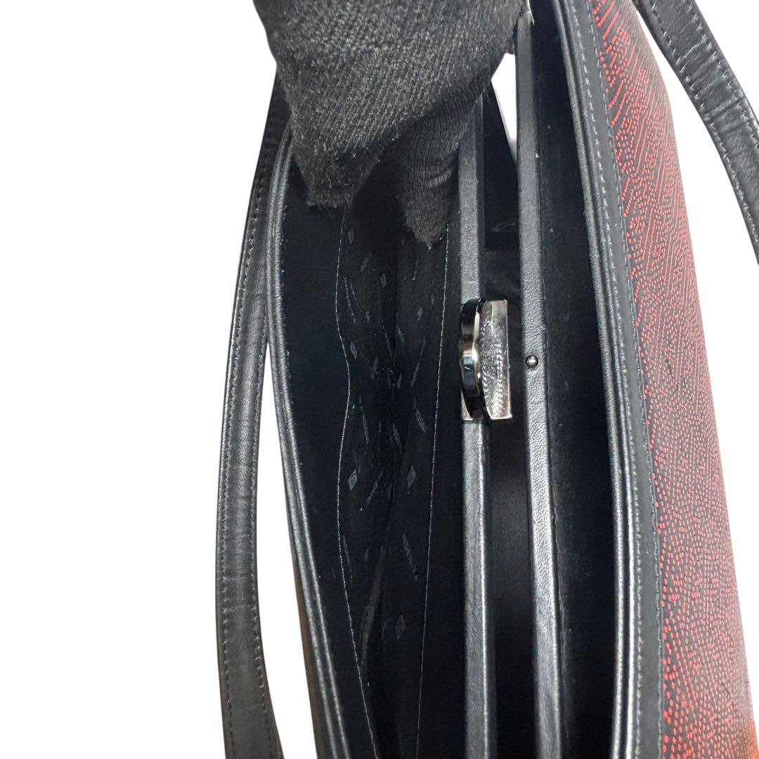 印傳屋　ハンドバッグ　鹿革　レザー　がま口　黒地/赤漆　紗綾形模様　甲州伝統工芸