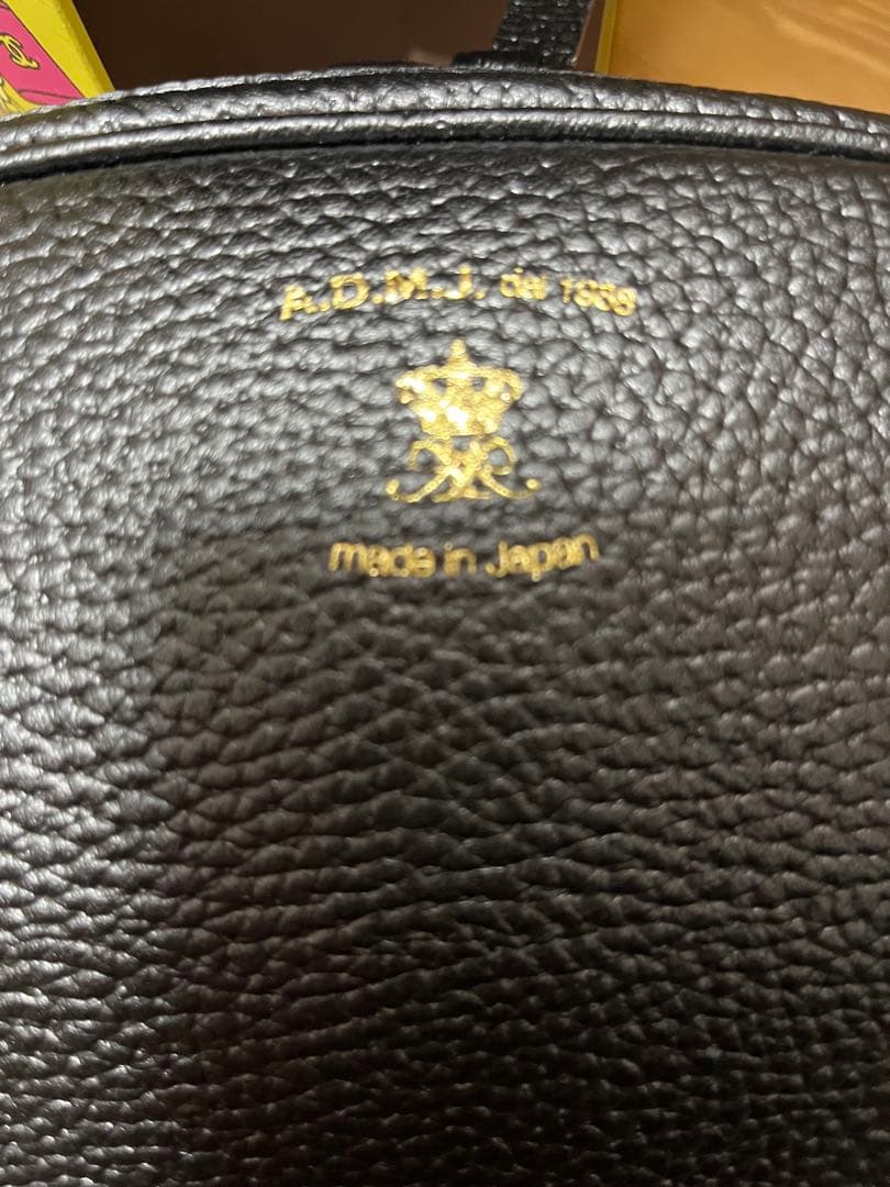 A.D.M.J. ショルダーバッグ牛革シュリンク型押しクロスボディバッグ