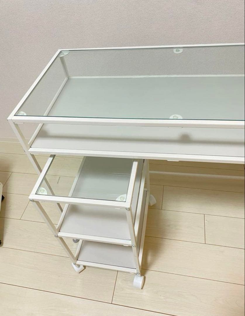 ガラステーブルと椅子