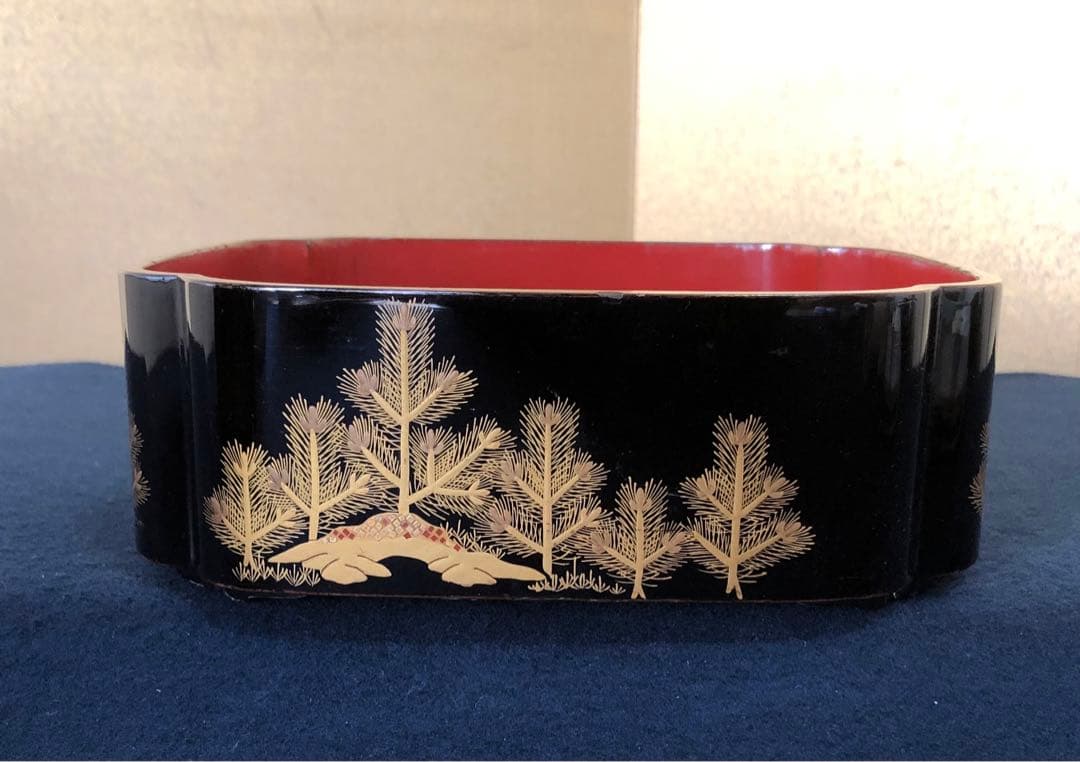 《レ》黒内朱 若松蒔絵 四段重 替蓋付 木製漆器 木箱 時代 251117え2