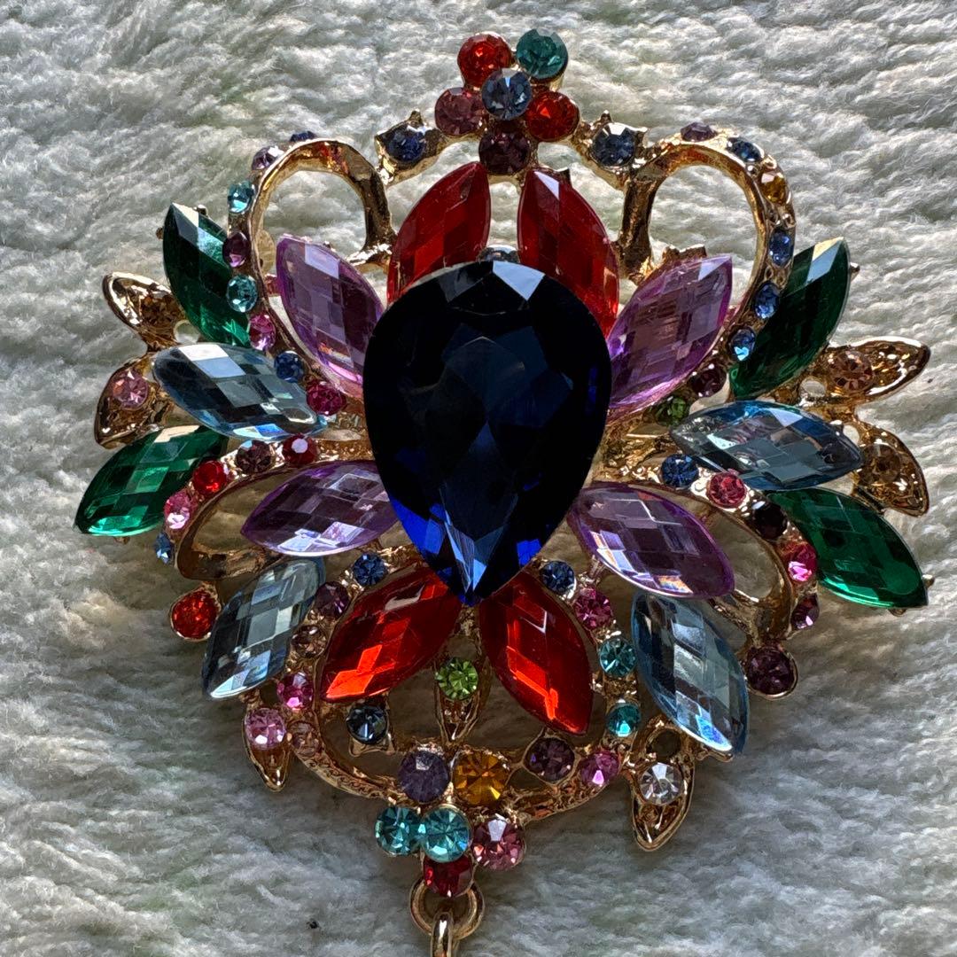多色クリスタル調ストーン装飾 花モチーフブローチ - メルカリ