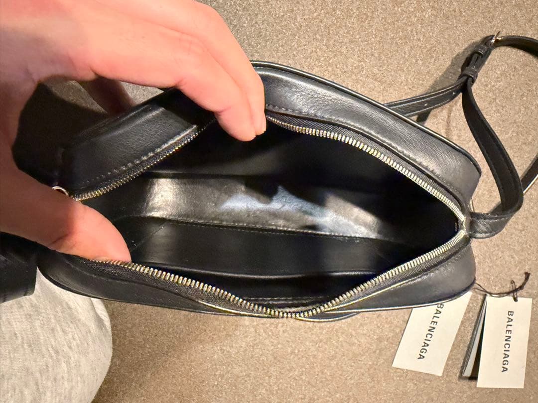 BALENCIAGA ブラックレザーショルダーバッグ　カメラバッグ