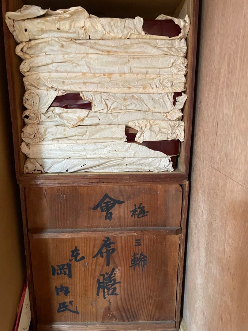 骨董品　希少　金箔装飾の黒漆塗り膳 収納箱付き