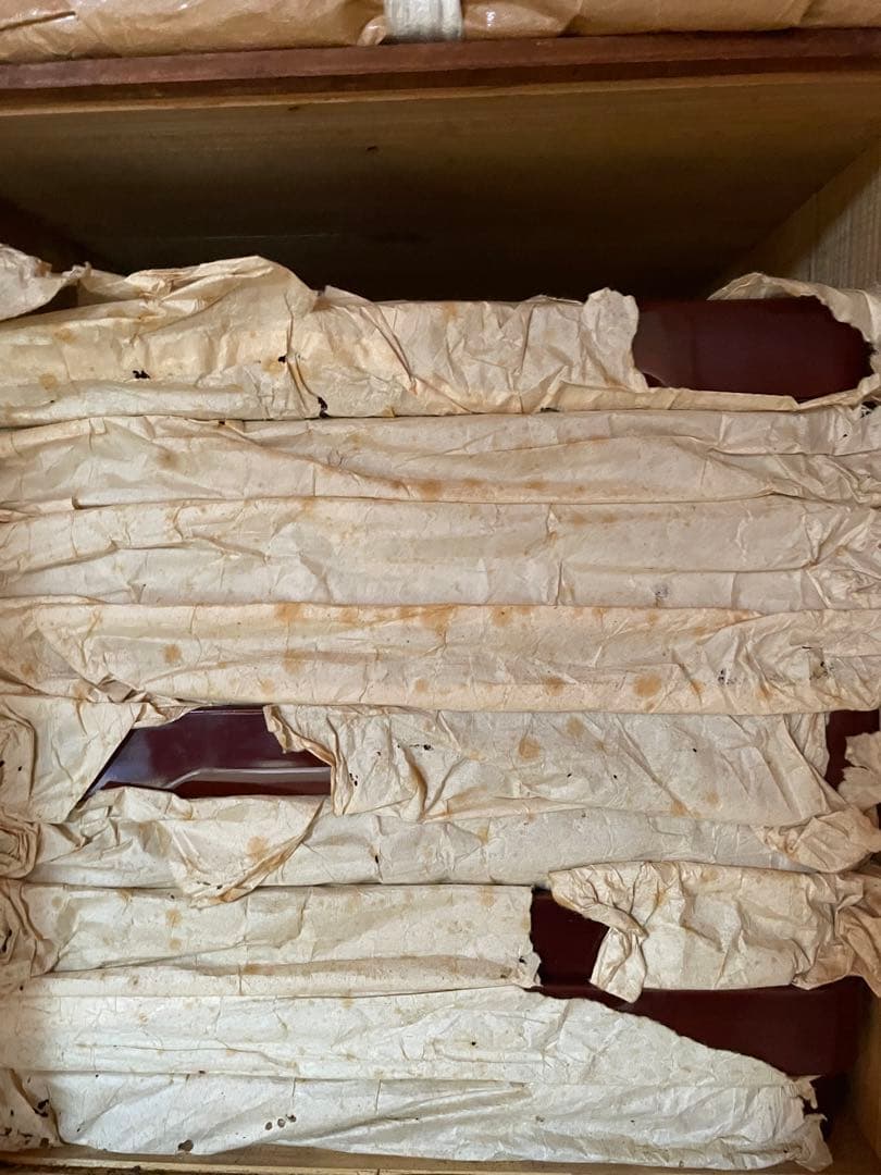 骨董品　希少　金箔装飾の黒漆塗り膳 収納箱付き