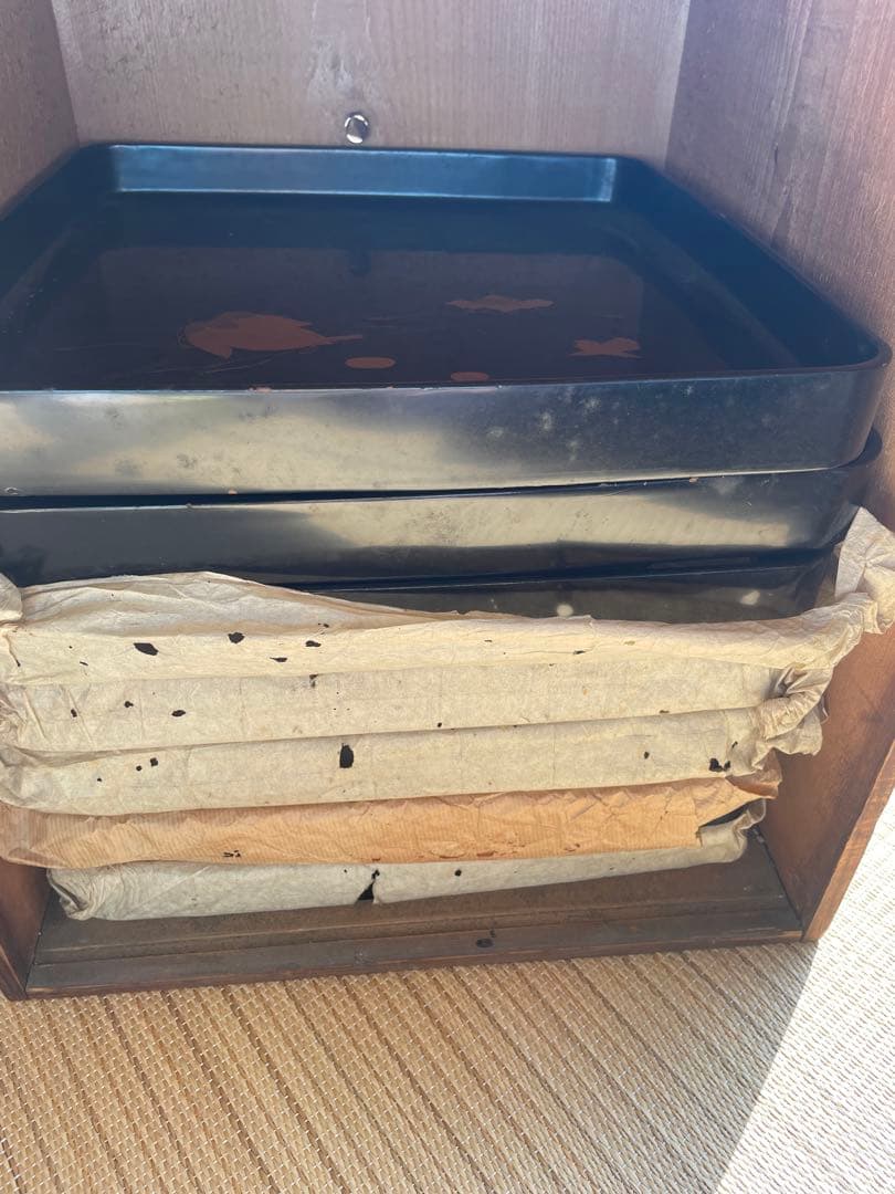 骨董品　希少　金箔装飾の黒漆塗り膳 収納箱付き