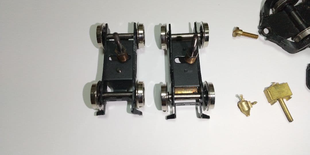 二軸先台車、 従台車 (各二種)、テンダー台車、他パーツ。HOゲージ