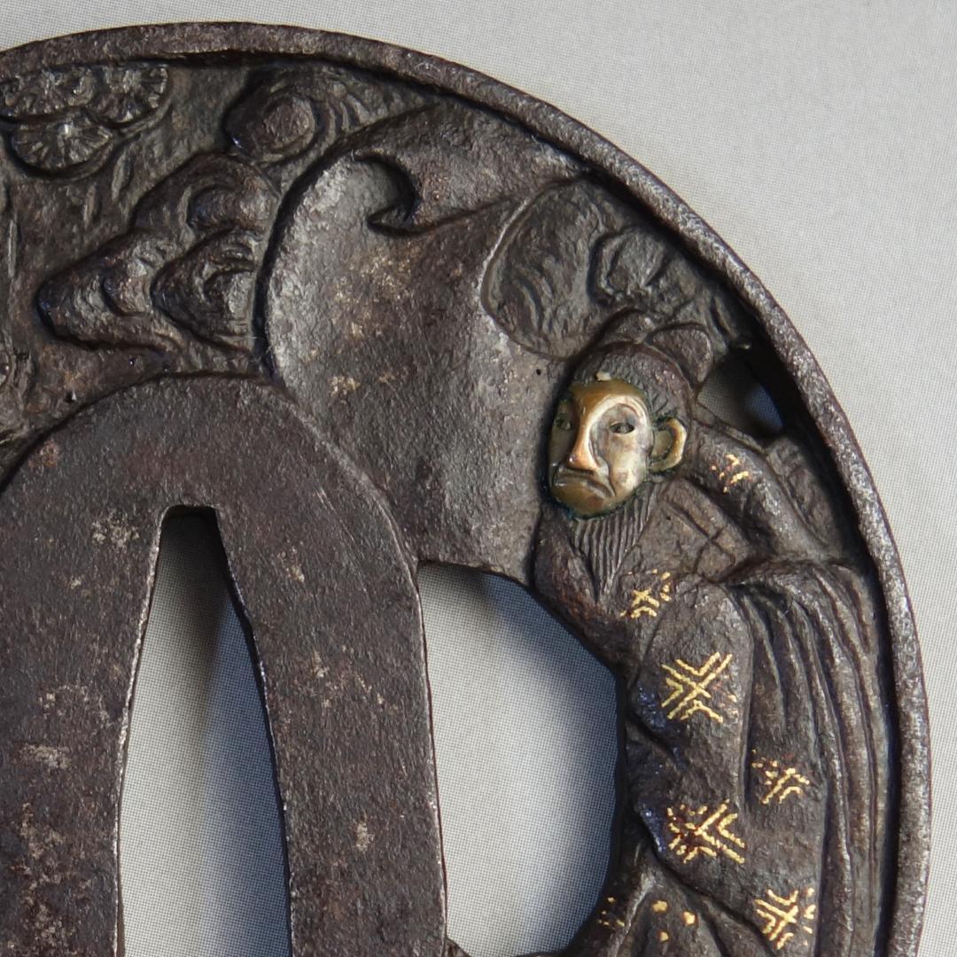 【 銅象嵌 岩窟賢人巻物図鍔 】 鍔 鐔 鉄地 刀装具 日本刀 武具 骨董