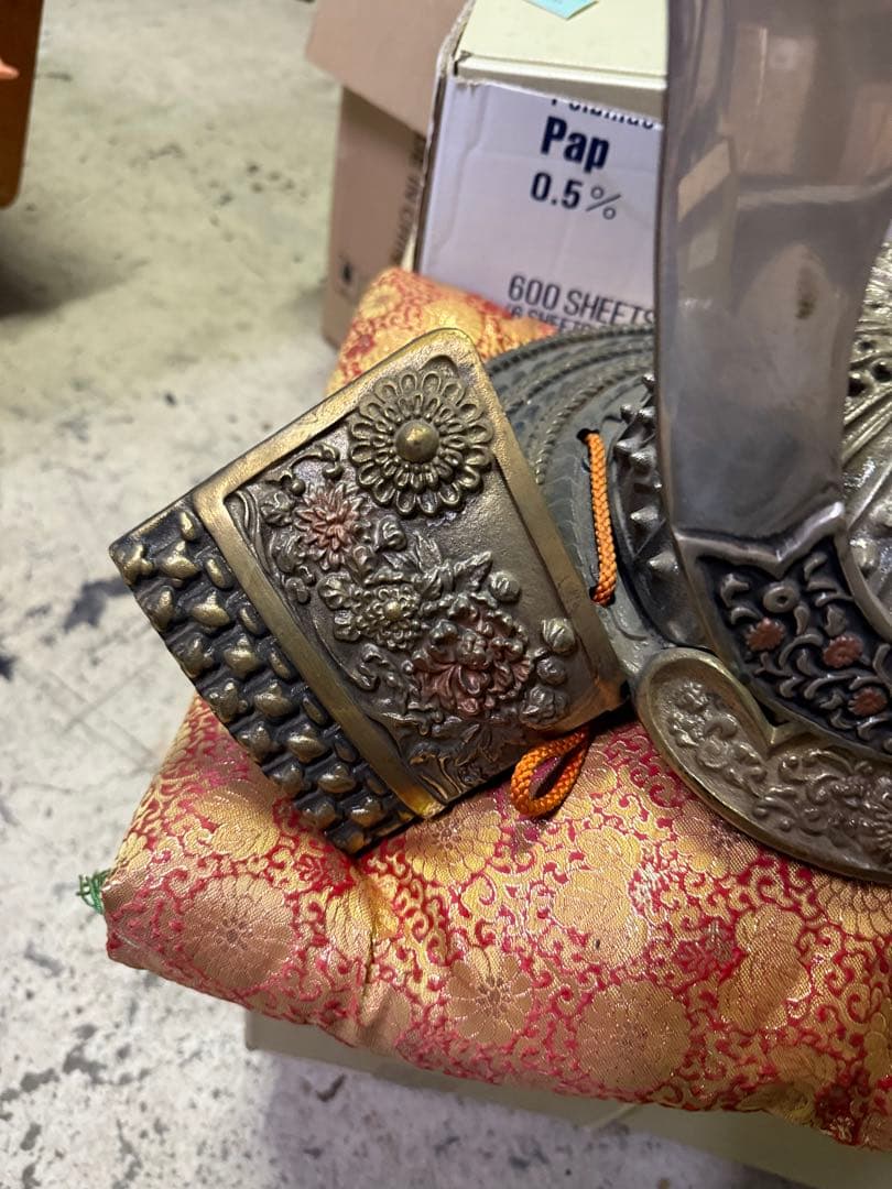 武士の兜　金色装飾の兜 菊花紋章入り　日本国皇室顎紐付き　赤いクッション付き