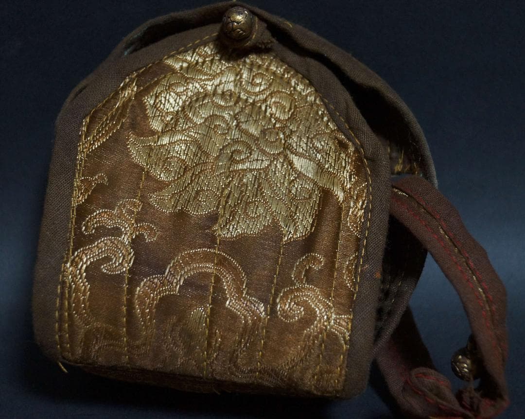 オールドチベット ガウ携帯祭壇『薬師如来』仏像窓銀製装飾手造り打出