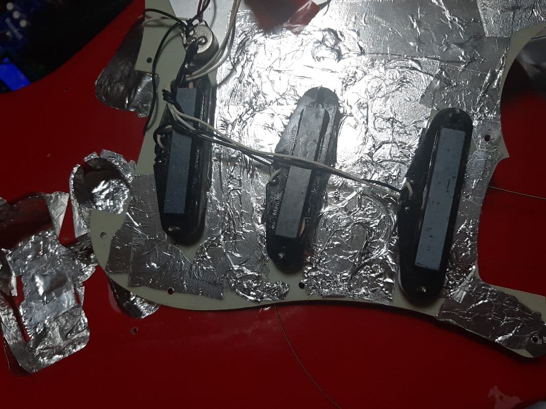 最終値下げ世界に1本AIYストラトタイプギターSSS赤完全調整済ノイズレス