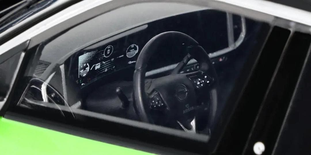 1/18 オペル モッカ E GS 2021 グリーン オットーモビル製ミニカー