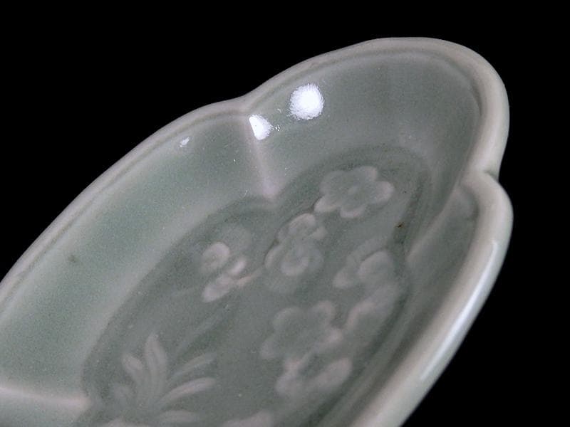 三田青磁　太湖石に梅花の図　変形手塩皿　D021AS-CFn