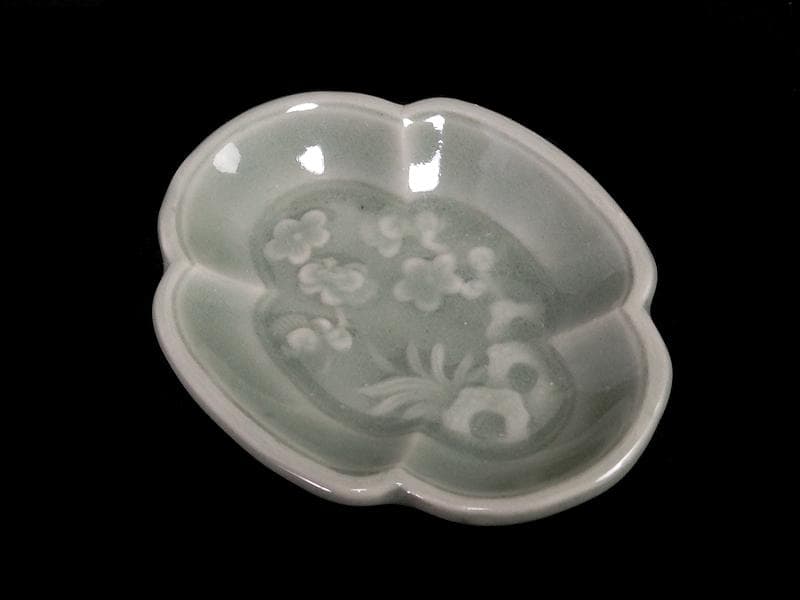 三田青磁　太湖石に梅花の図　変形手塩皿　D021AS-CFn