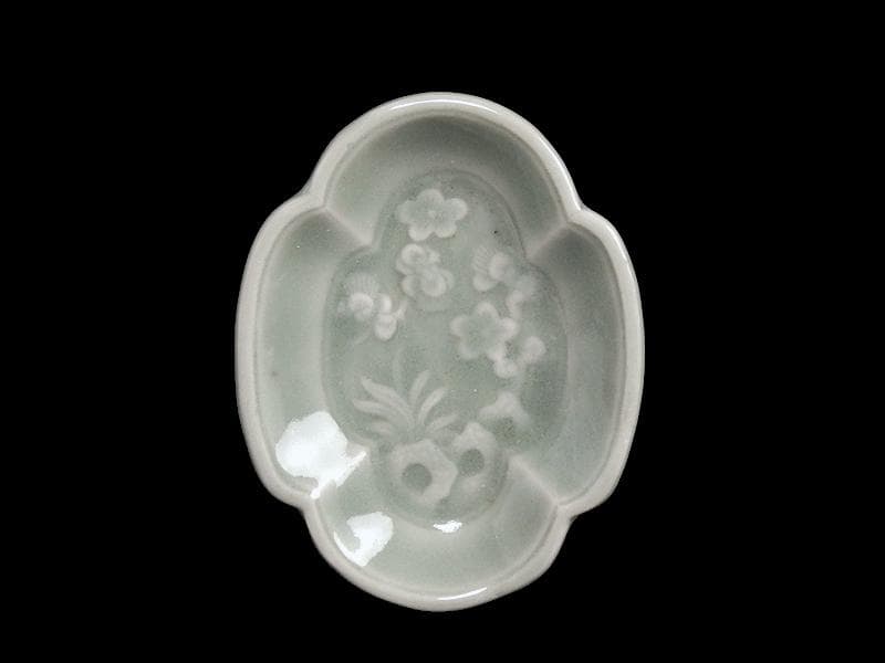 三田青磁　太湖石に梅花の図　変形手塩皿　D021AS-CFn