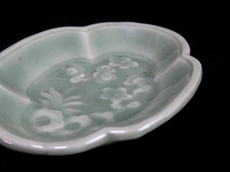 三田青磁　太湖石に梅花の図　変形手塩皿　D021AS-CFn