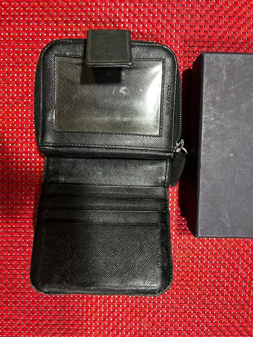 PRADA 二つ折り財布 ブラック　箱あり