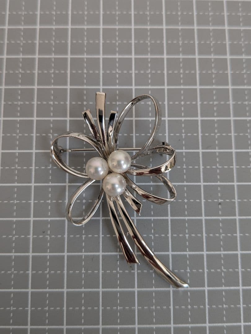 ゆ*い様 MIKIMOTO リボンデザイン シルバーブローチ パール付き