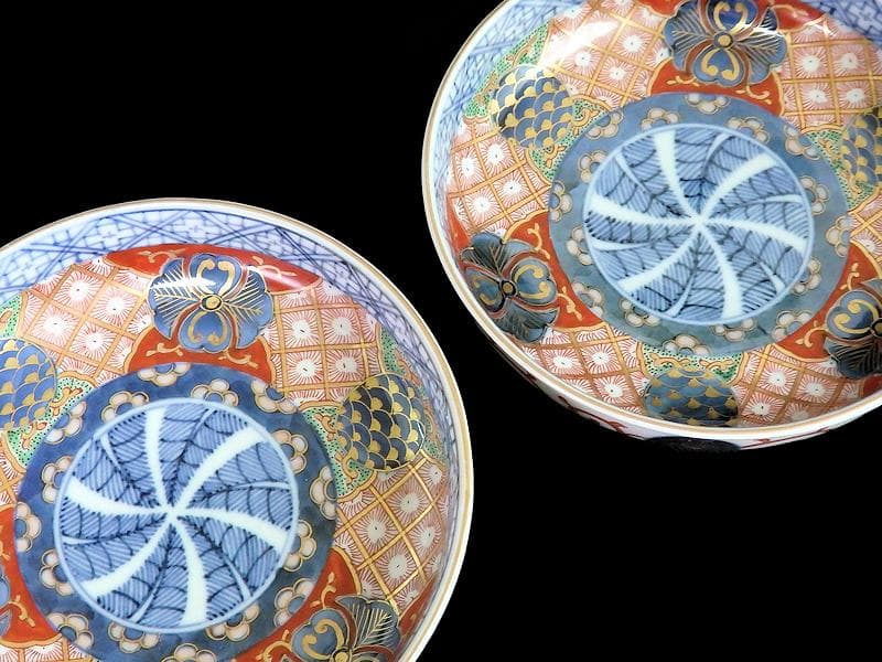 大聖寺伊万里 金襴手 菊花四方襷紋に丸紋の図 4寸皿