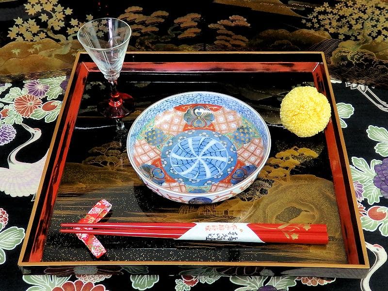 大聖寺伊万里 金襴手 菊花四方襷紋に丸紋の図 4寸皿