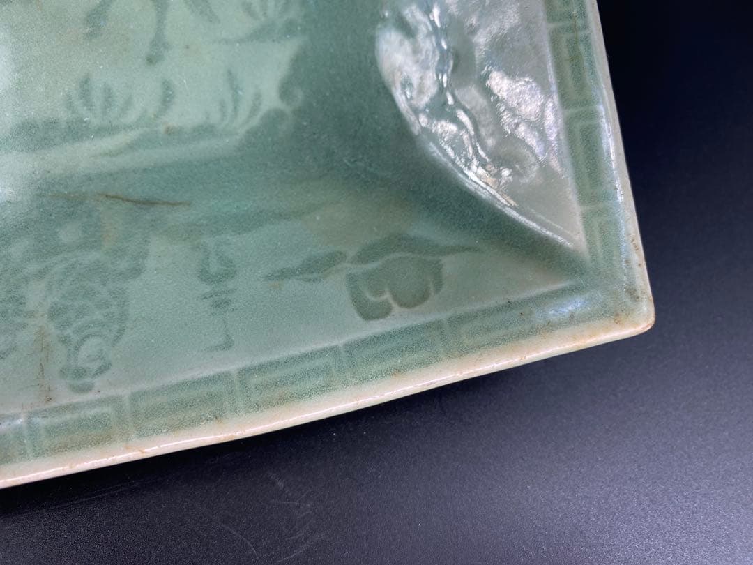 中国古玩 角皿 龍泉青磁 陰刻星座人物図 宋元時代 傷有 時代物 径21.7cm