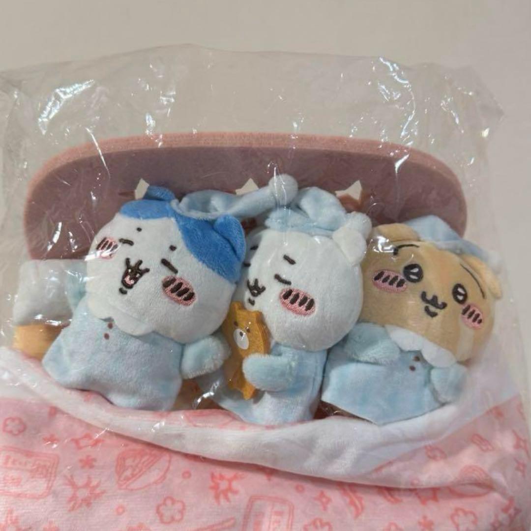 ちいかわおやすみベッドと繋がるマスコットセット