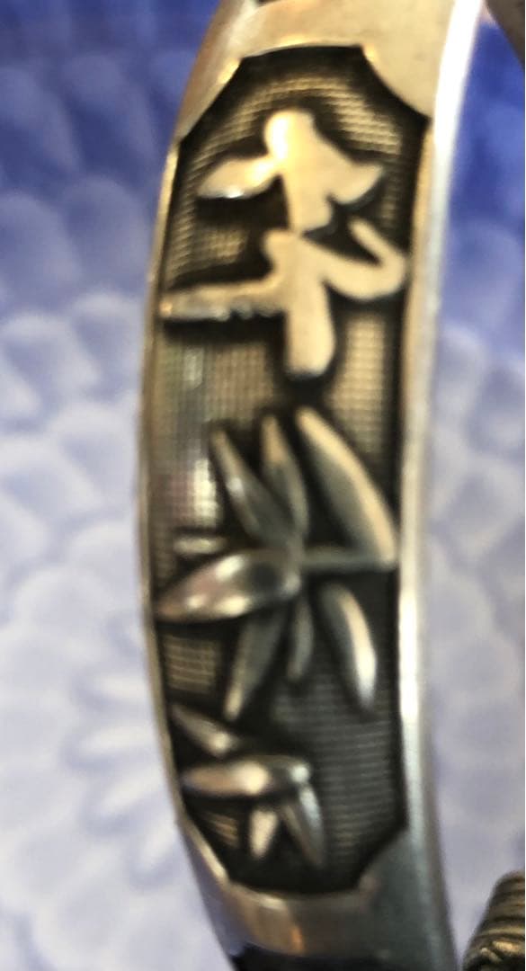 足銀腕輪アンティークオブジェ菊、竹、蘭，梅の図 - メルカリ