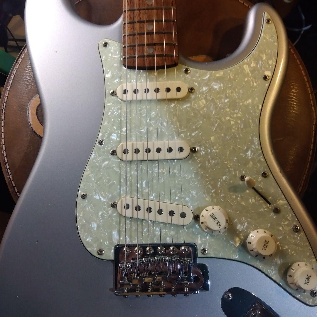 シルバーエレキギター ！スクワイヤ ラージヘッド…