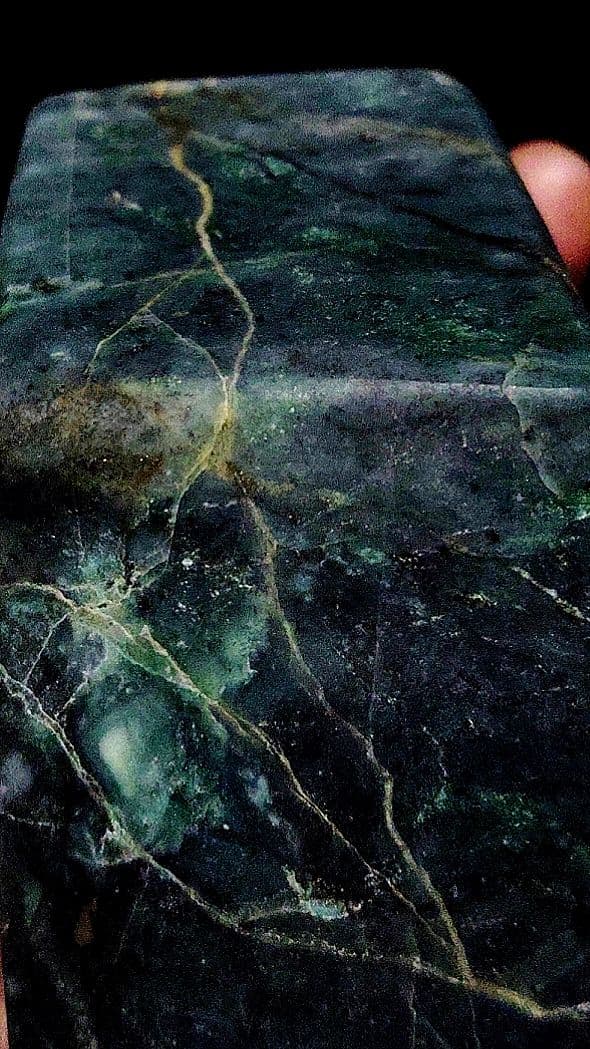 ☆翡翠原石☆糸魚川硬玉【姫川転石・山之坊コスモクロア・カット431g】