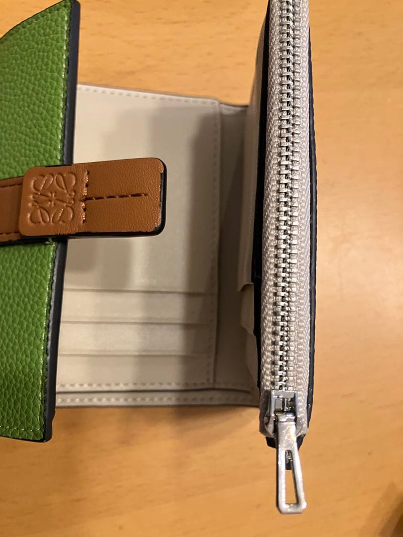 LOEWE グリーンレザー 三つ折り財布　即購入可能