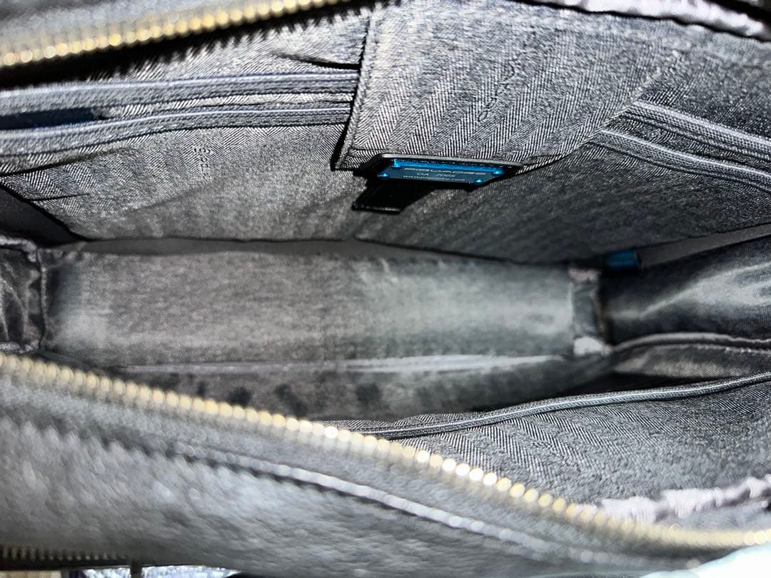 イタリアPIQUADRO(ピクアドロ)レザービジネスバッグ