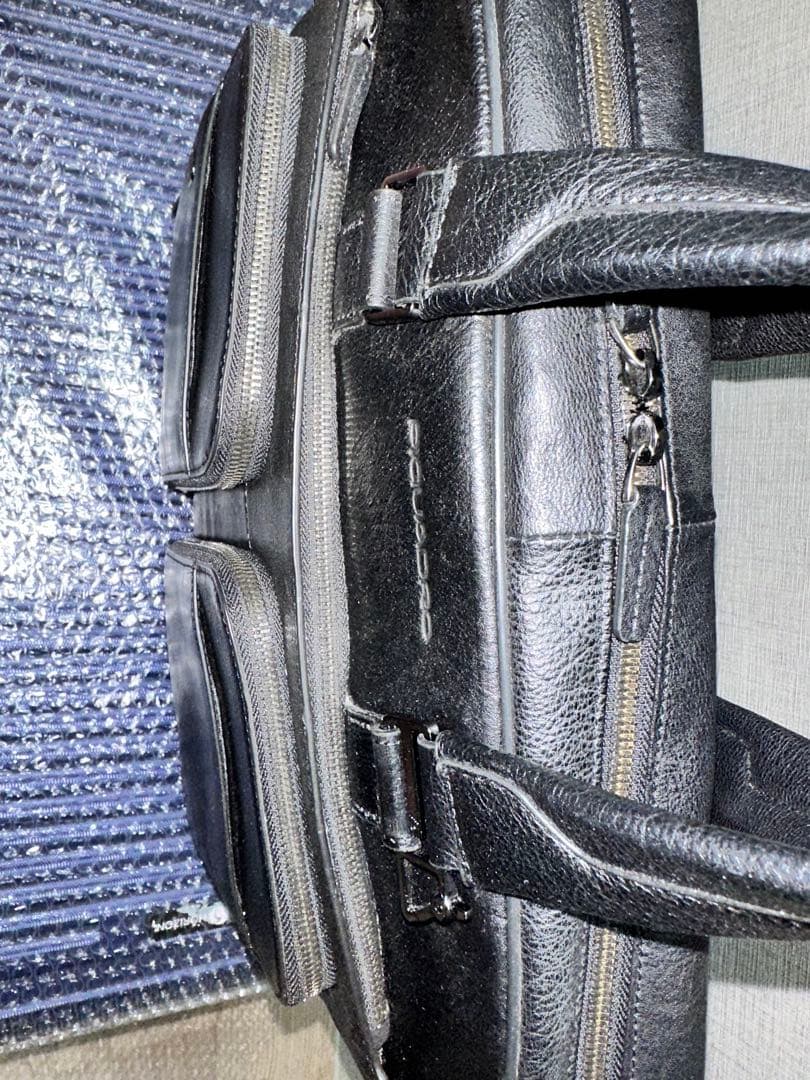 イタリアPIQUADRO(ピクアドロ)レザービジネスバッグ