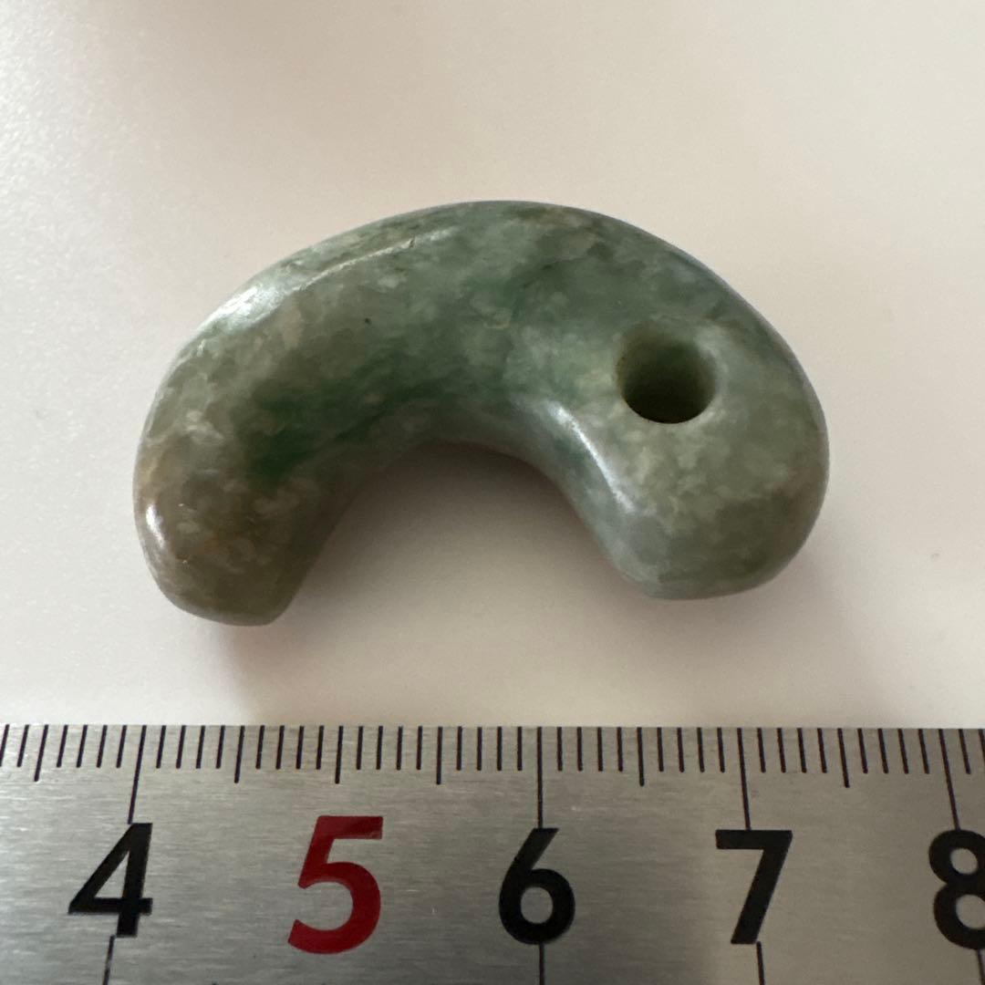 ヒスイ勾玉 楽天市場】糸魚川翡翠 丁字頭 勾玉 7A級 縦約29mm 産地証明書 国産 桐