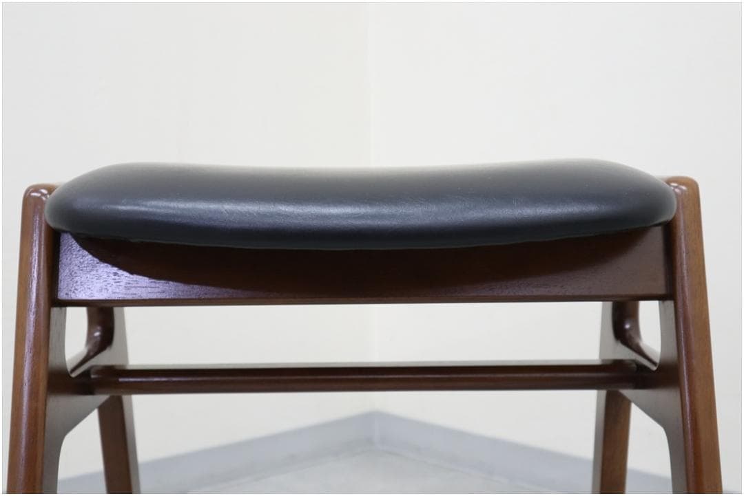 極美品 カリモク60 スタッキング スツール スタンダート ブラック 椅子