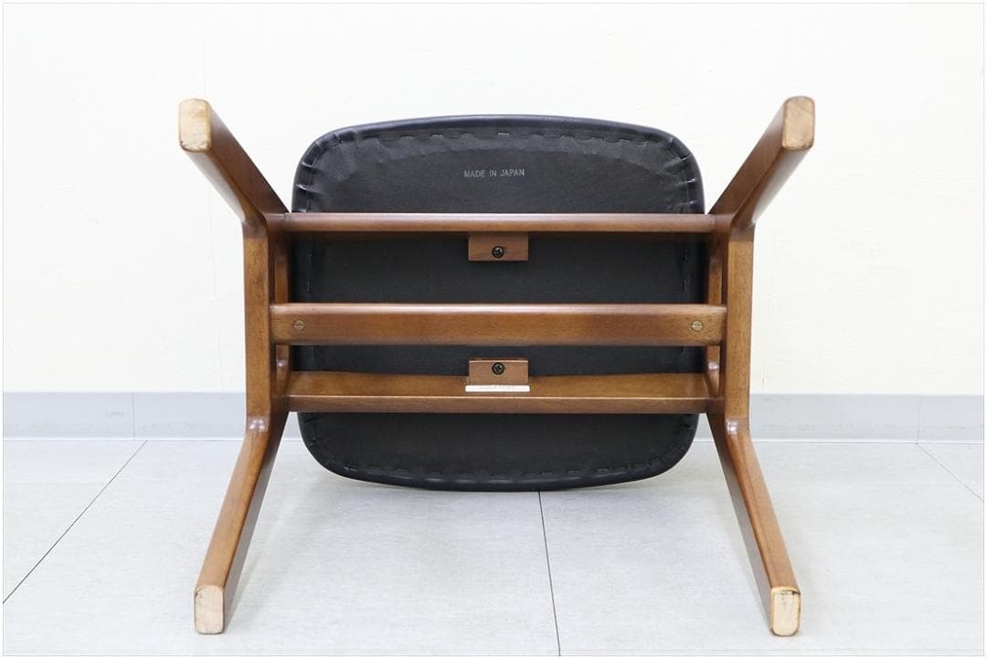 極美品 カリモク60 スタッキング スツール スタンダート ブラック 椅子