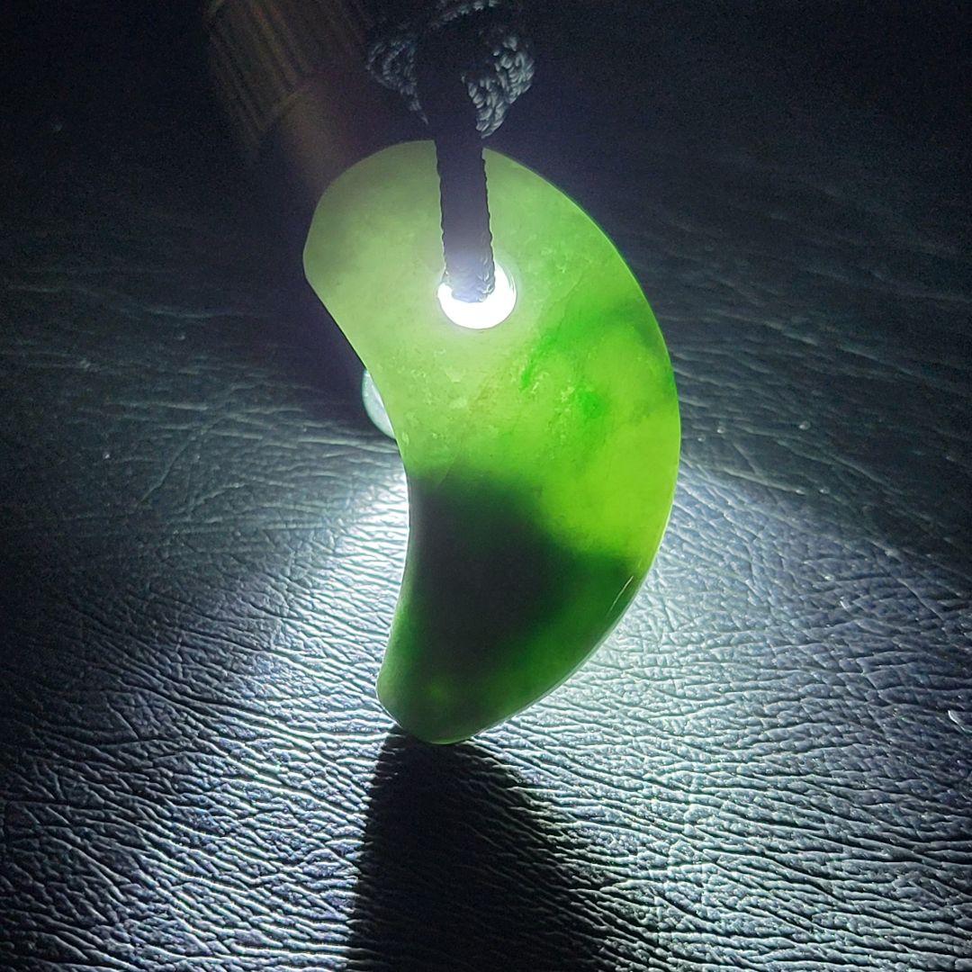 糸魚川翡翠:勾玉 MT0036 糸魚川翡翠 コン沢 青翡翠 勾玉 (大きめ) 35.1