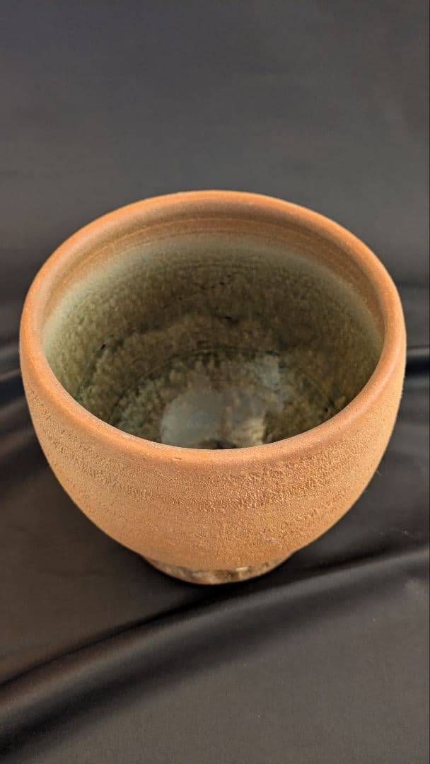 素焼きのような丸形鉢 台座付き