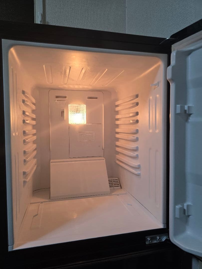 【送料込み】ブラック冷蔵庫 冷凍室付き　一人暮らし用 引っ越しのため、出品です。