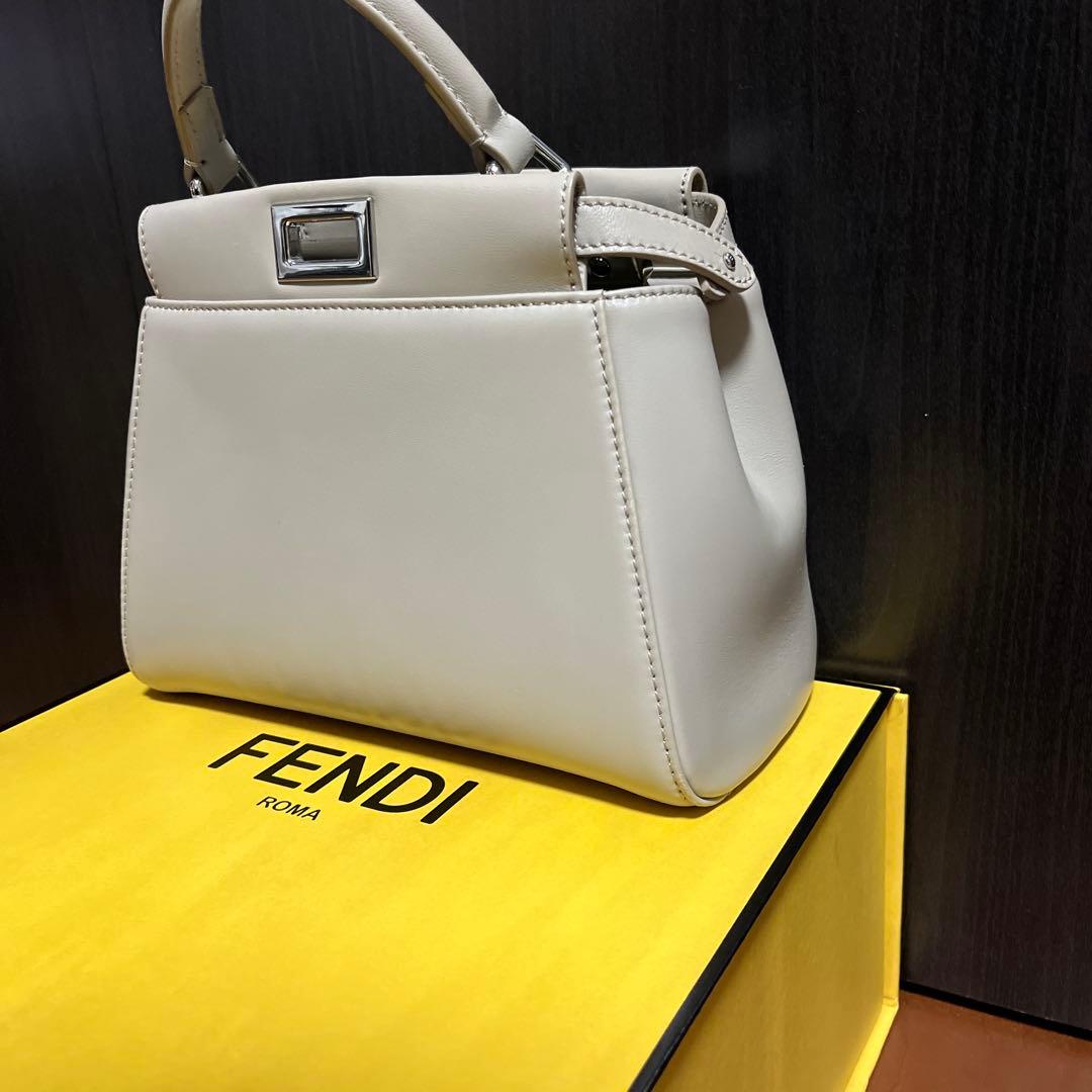 【美品】FENDI ピーカブー　ミニ　グレージュ　ナッパレザー