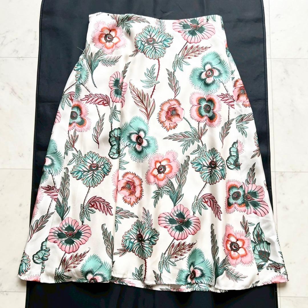 Salvatore Ferragamo 近年 シルク100% ボタニカルスカート