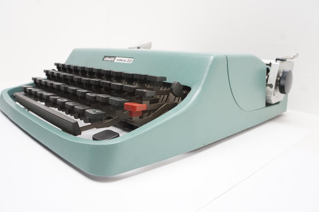 動作品　Olivetti Lettera 32 タイプライター　新品リボン付き